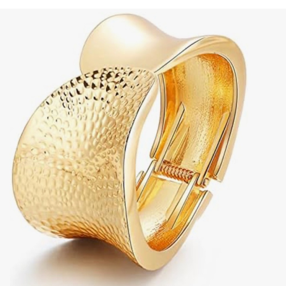 Elegant Gold Textured Women's Bracelet Hammered new in box